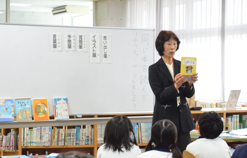 先生が本を紹介する写真