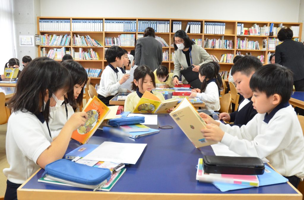 読書する子供たちの写真