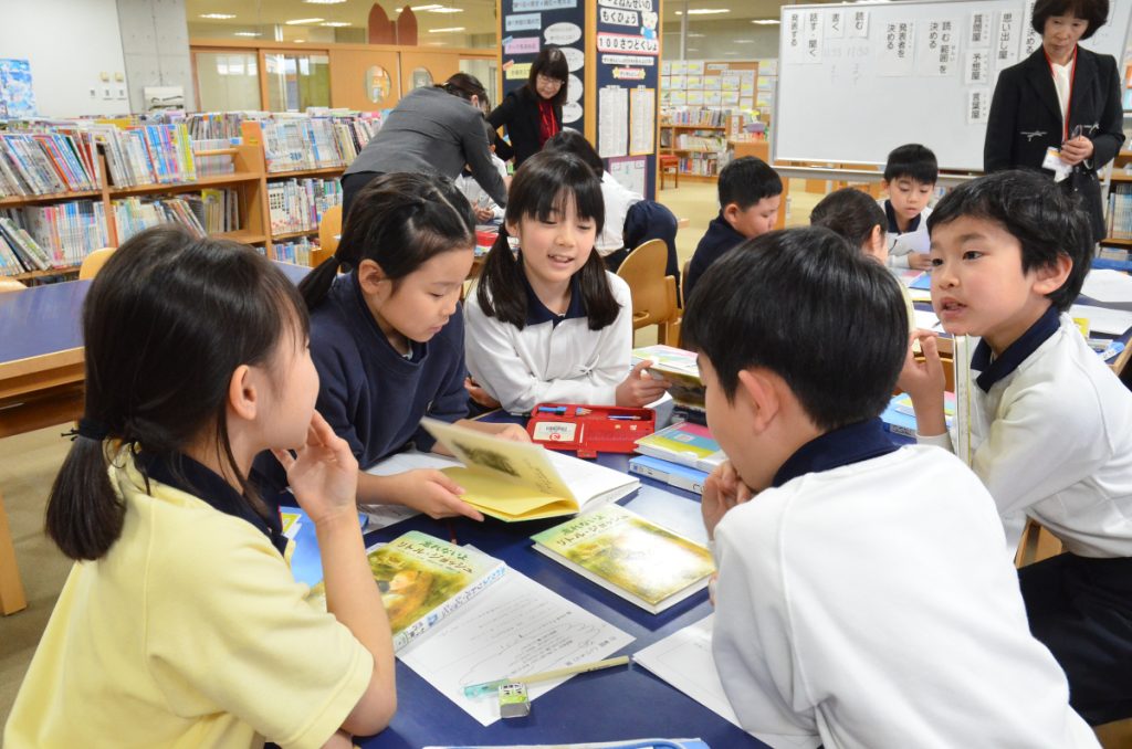 話し合っている写真