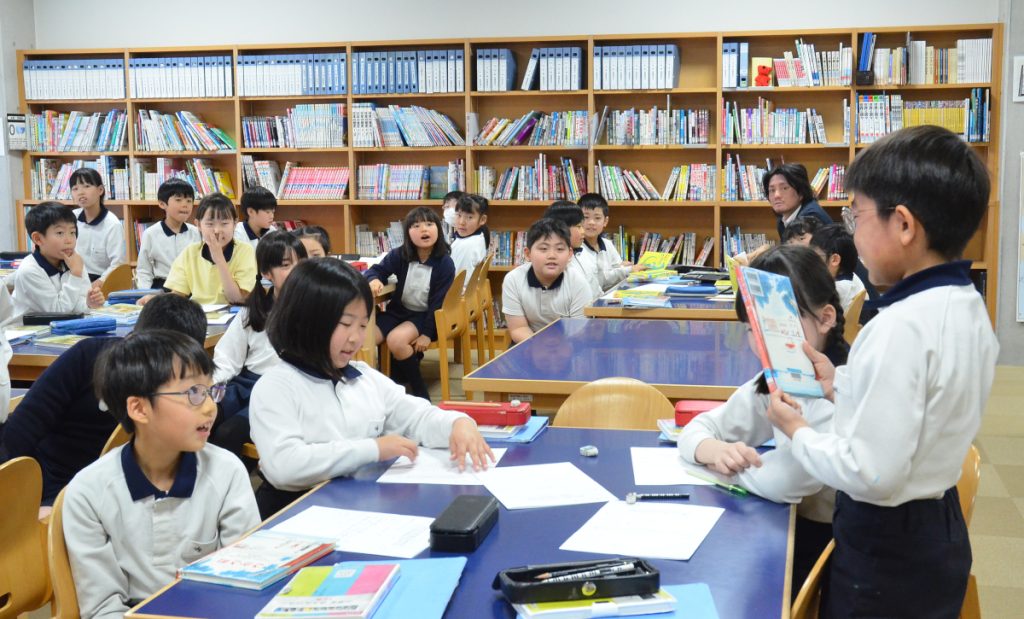 発表している写真