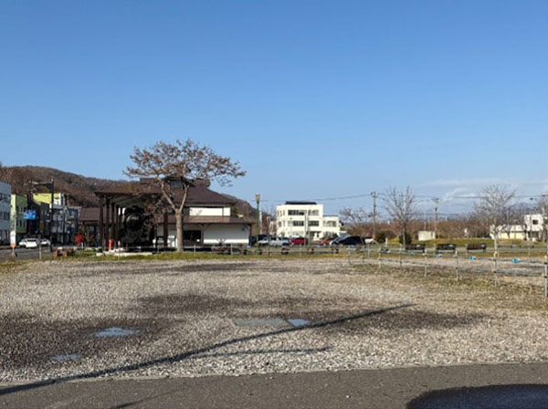 旧室蘭駅付近。一面に広がる平らな土地は埋立地。