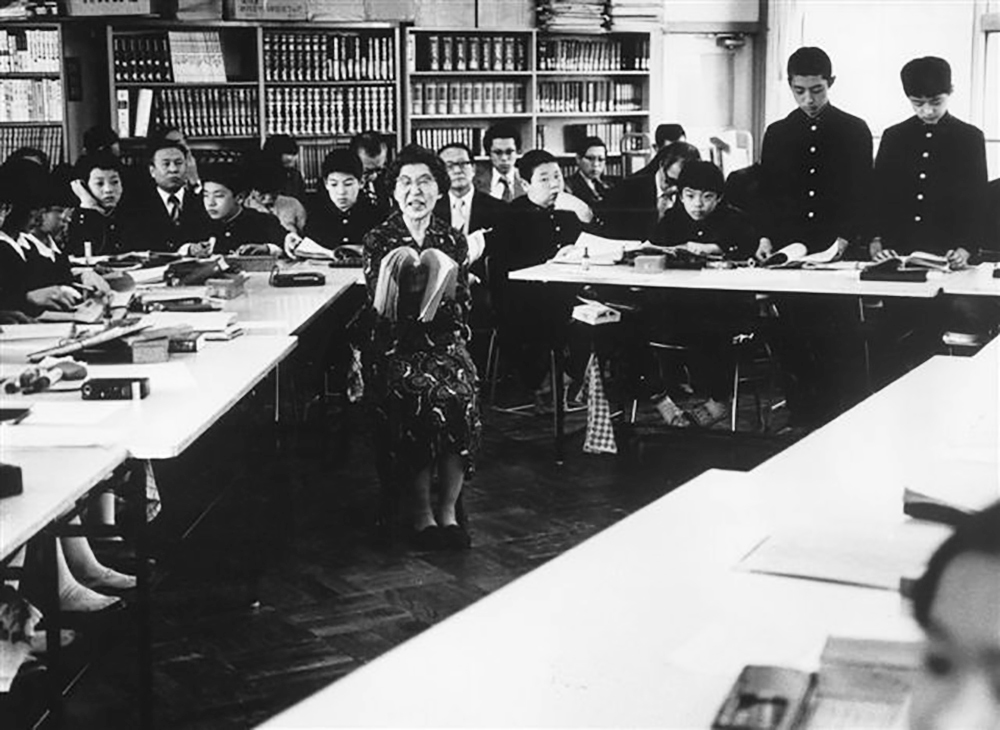 最適最高の授業のためには、教室内の机の配置、組み合わせ、レイアウトにまで凝った。