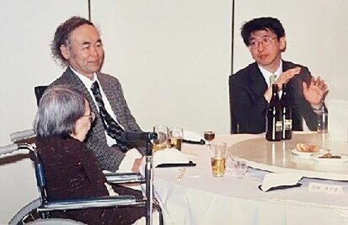 右から齋藤孝先生、藤原正彦先生、大村はま先生。大村先生の亡くなる前年、会食し懇談された際の写真。