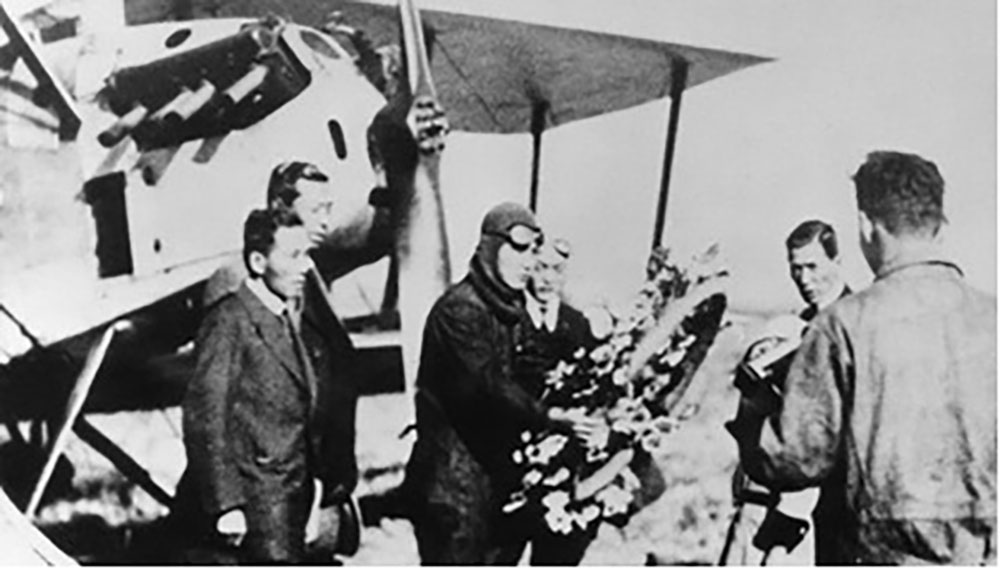 画像　「北海」第1号着陸の様子と、「北海」第１号の機体