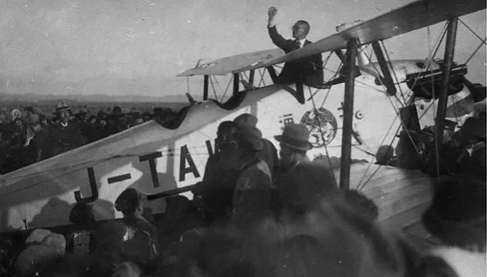 画像　「北海」第1号着陸の様子と、「北海」第１号の機体