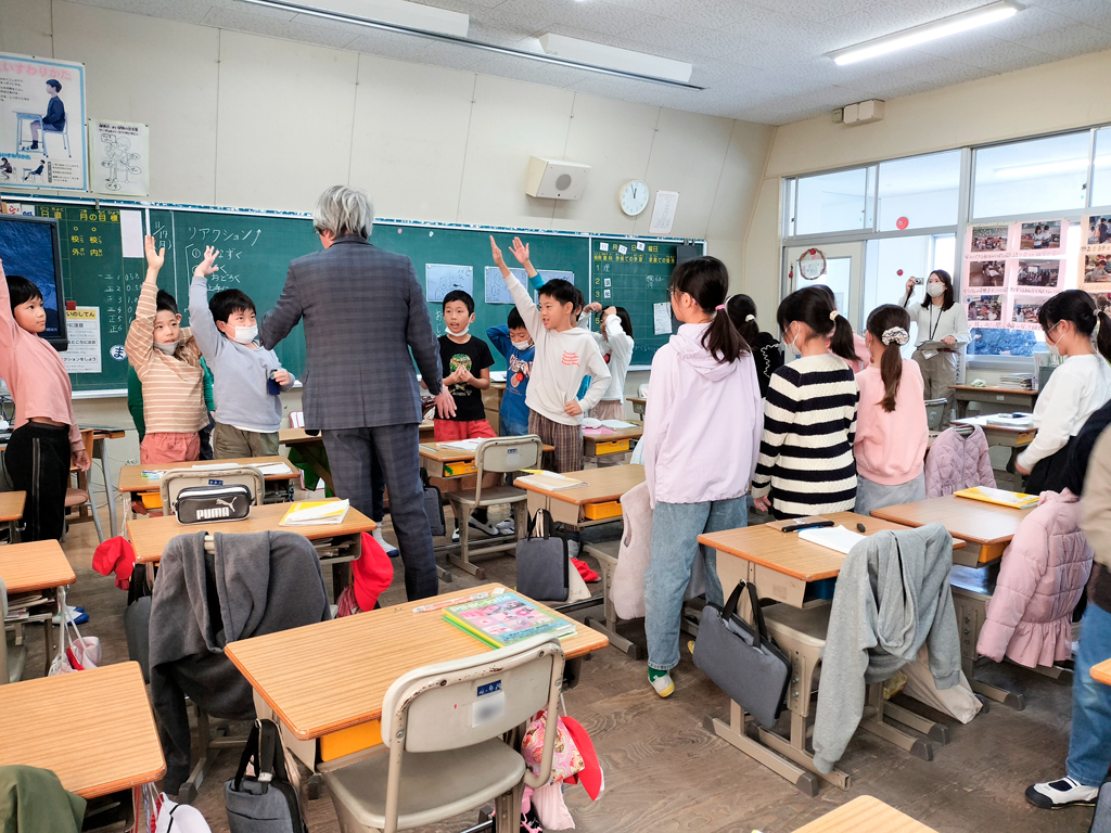 話し合いが加速してくると、子どもたちの “輪” が小さくなっていく。