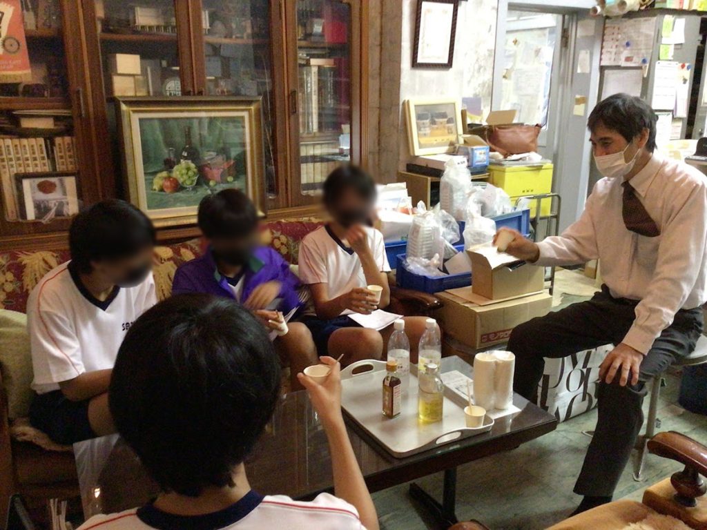 企業で聞き取りや対話、提案を行なっていった子供たち。