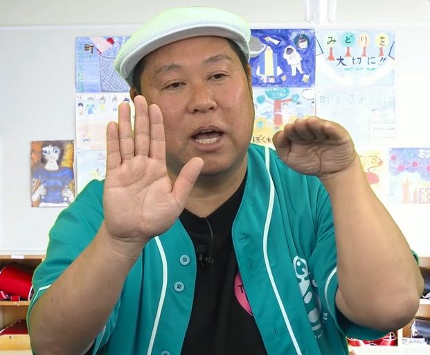 右手を木、左手をくちばしに見立てる