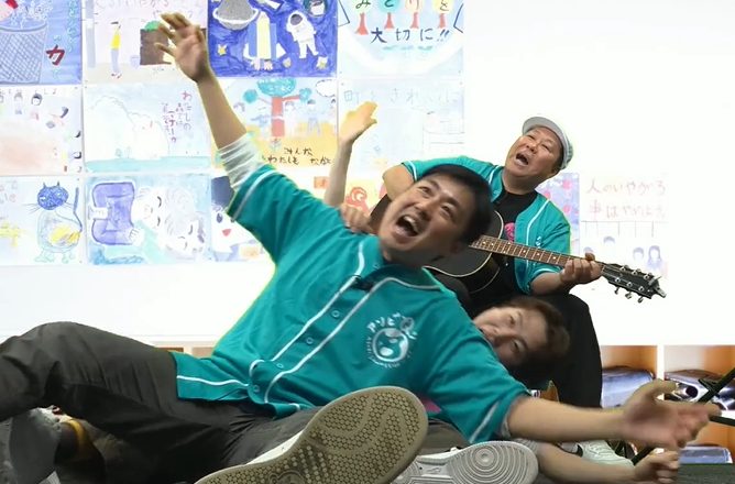 右に曲がる