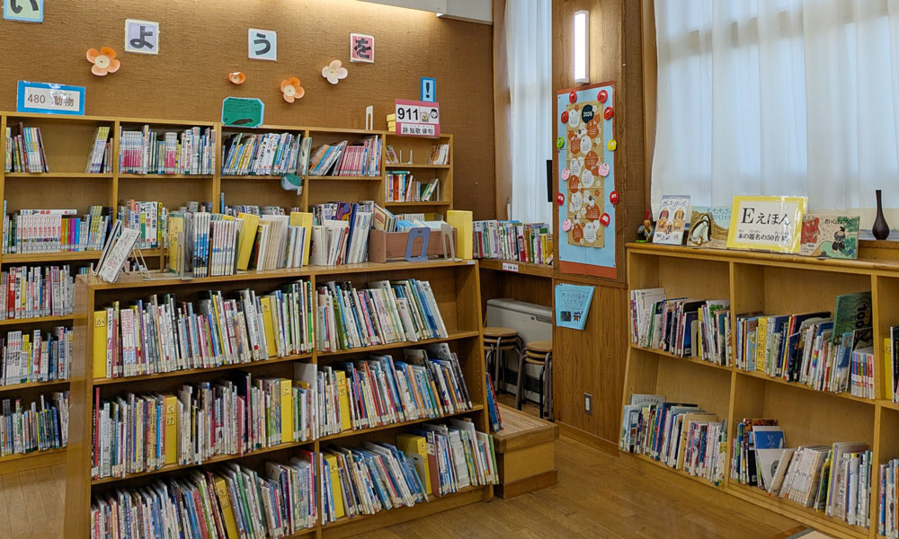 図書室の絵本の棚