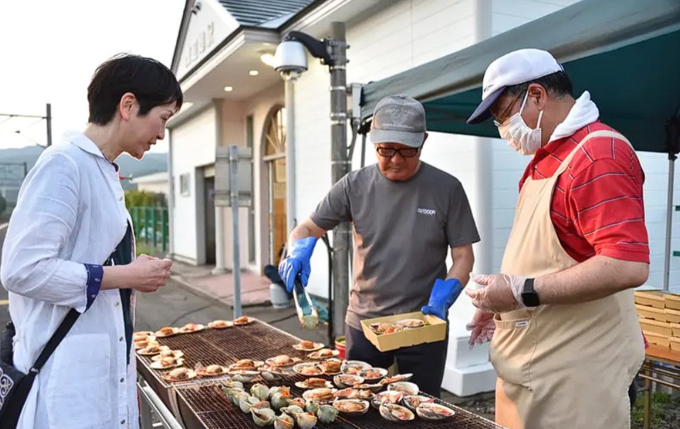 ホームで焼きたての「いさり火焼き弁当」を提供している場面の画像