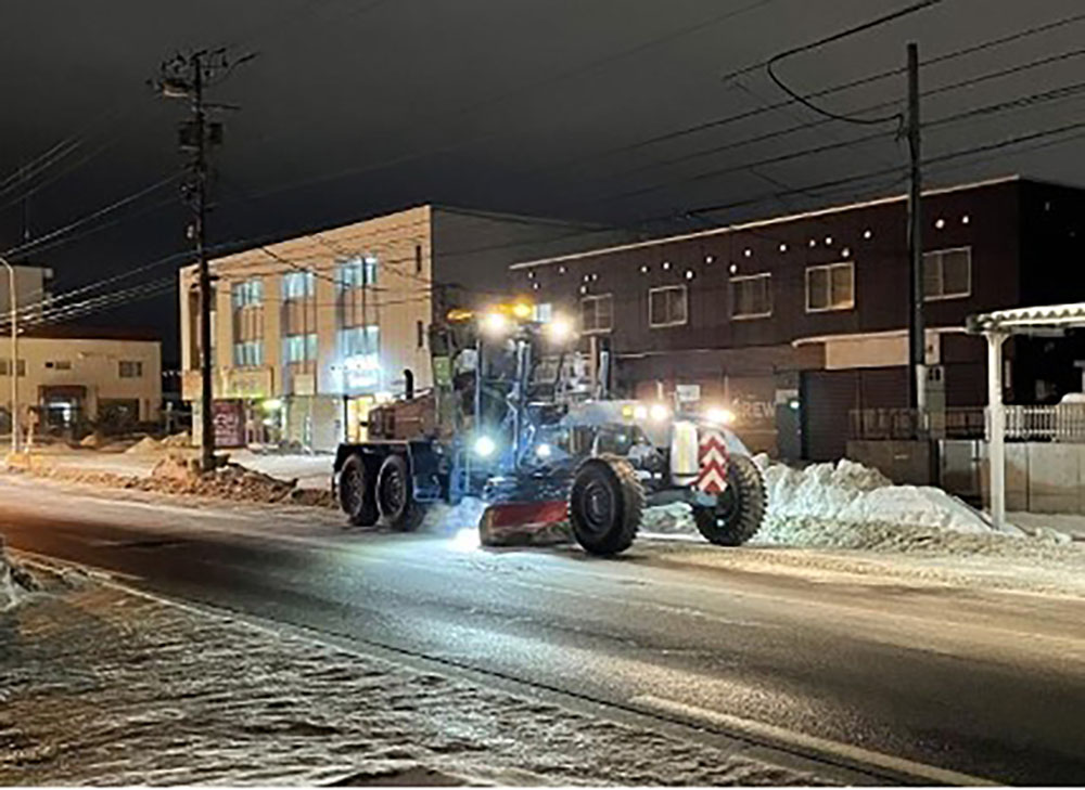 雪道を走る除雪車