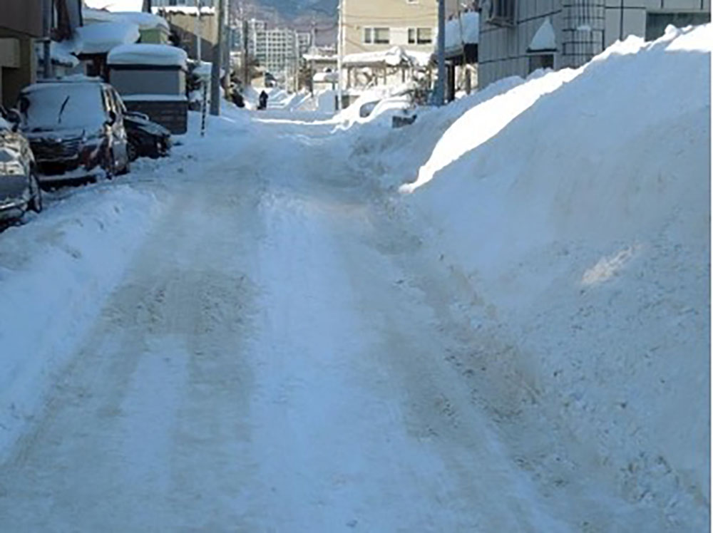 かき分け除雪された道の写真