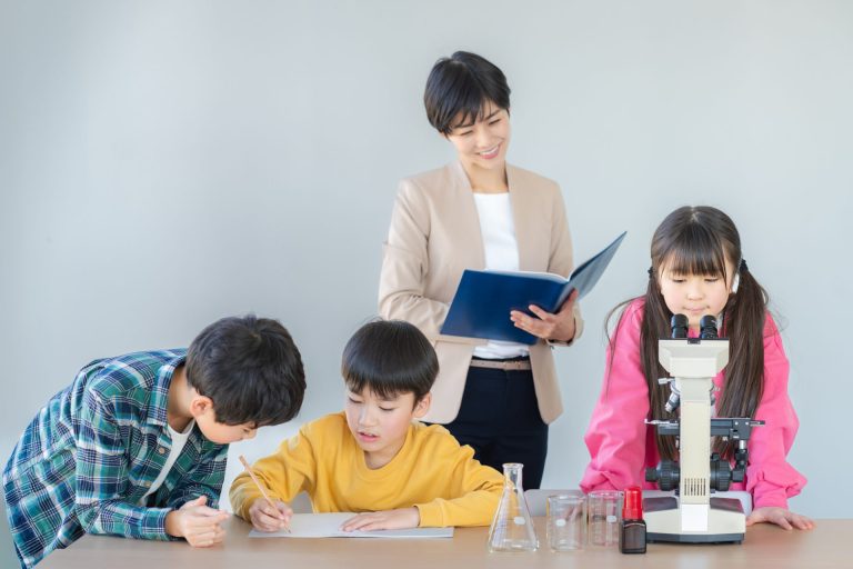 理科の考察をする子ども