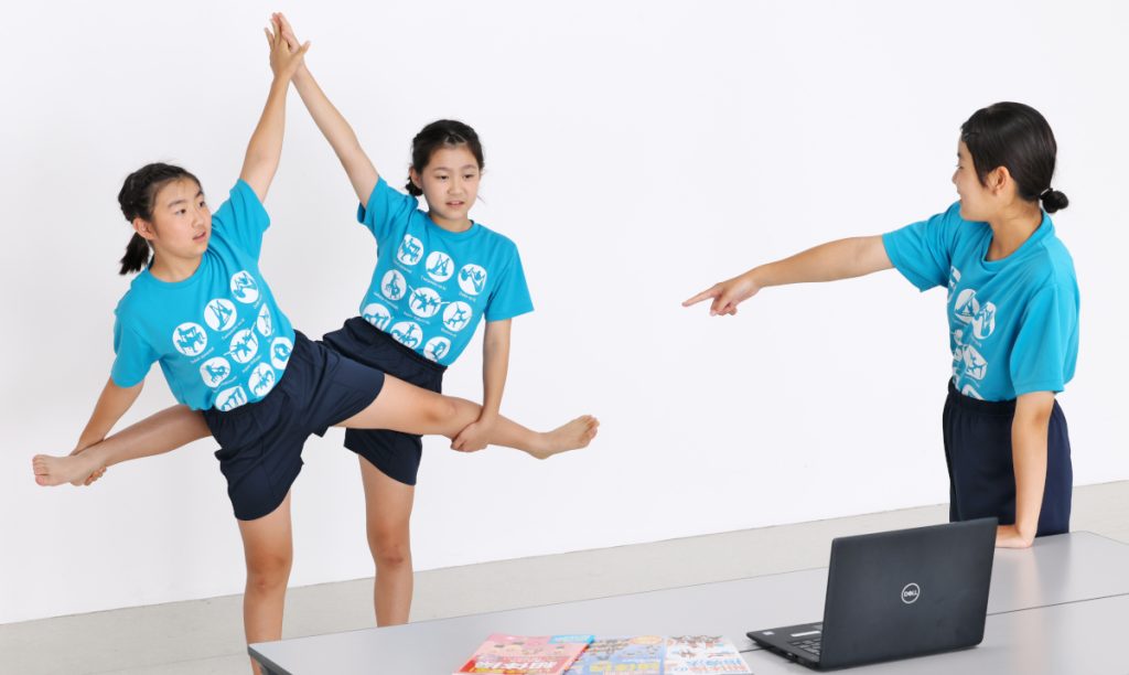 資料を活用して技のポイントを見合う子供たち