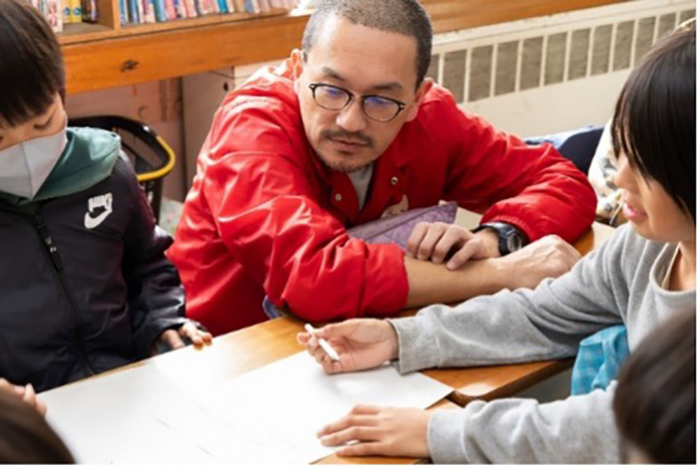 子どもたちを個別支援する大窪教諭。