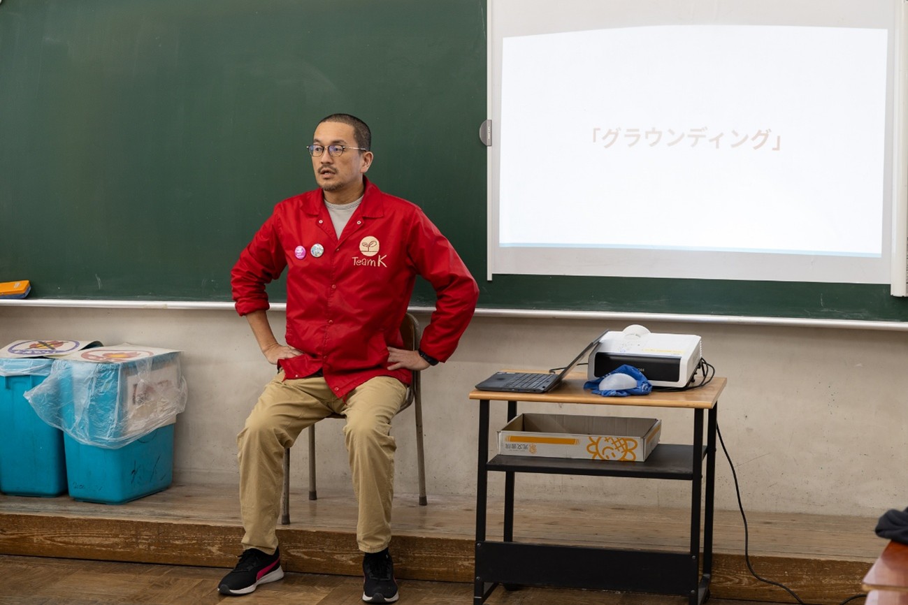 子どもたちに「グラウンディング」のモデルを示す大窪教諭。