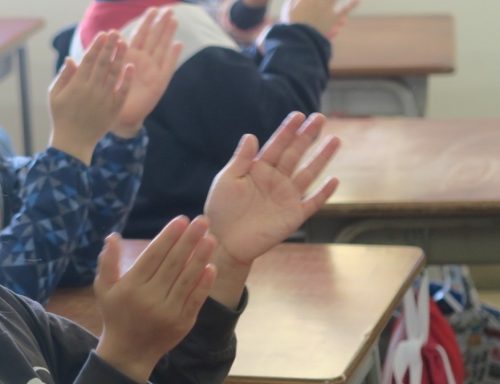 全力拍手する子供