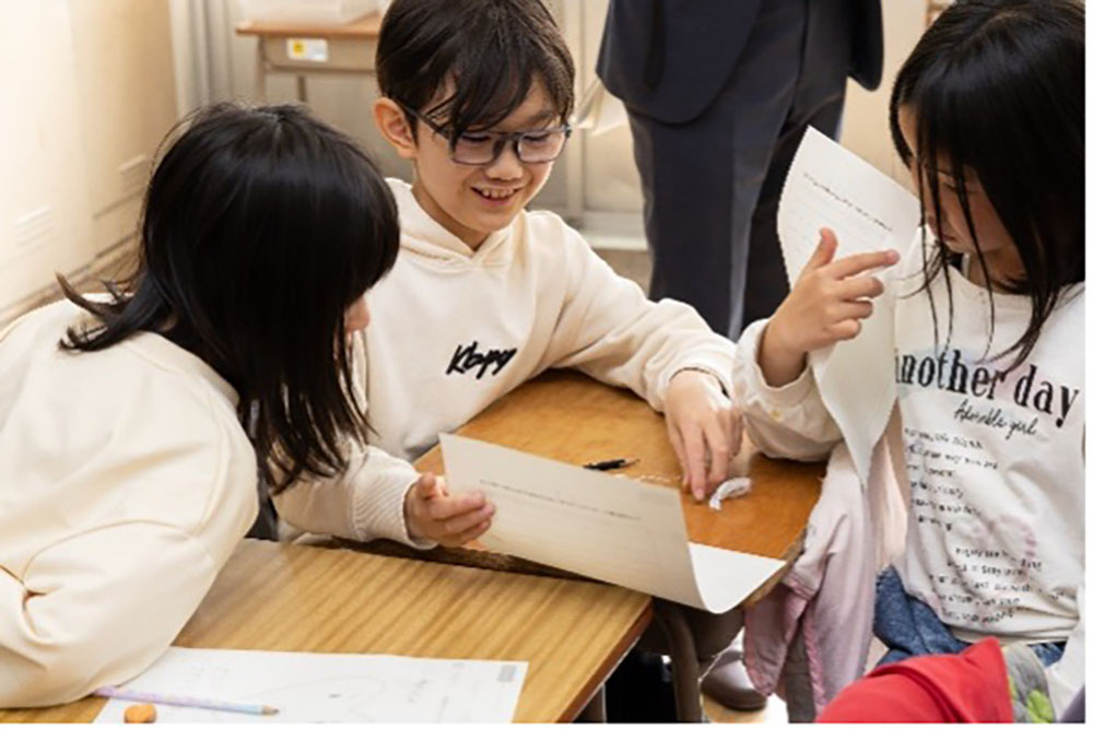 作業中の子供たち　その２