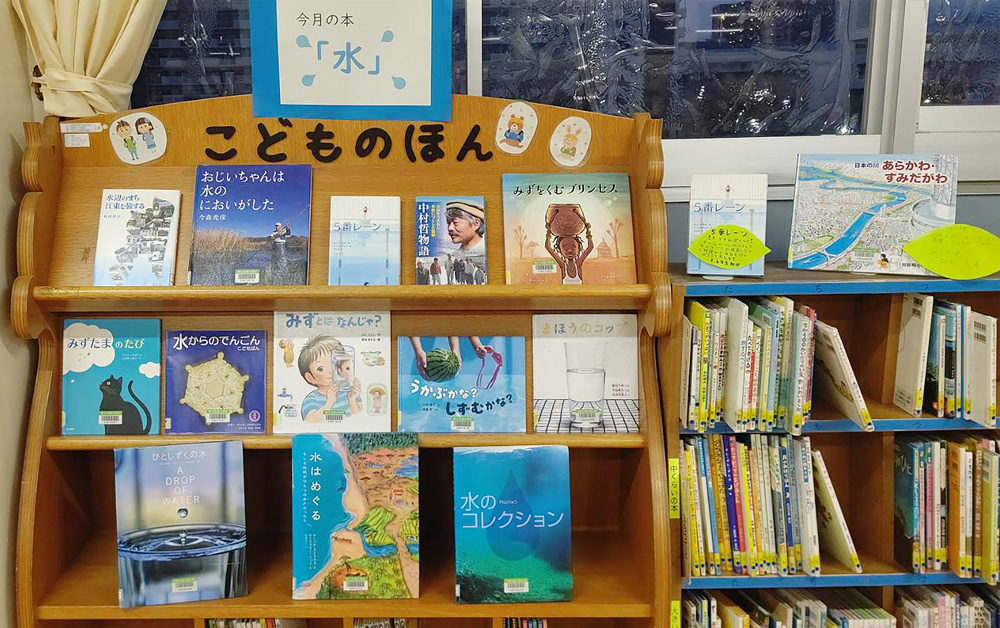 図書室の絵本の棚
