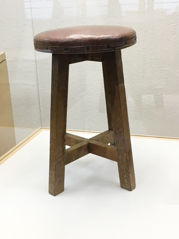 折々に一人ひとりの傍らに置かれ対話を生んだ椅子。大村の仕事のシンボルともなり、研究仲間が「黄金の椅子」と呼んだ。