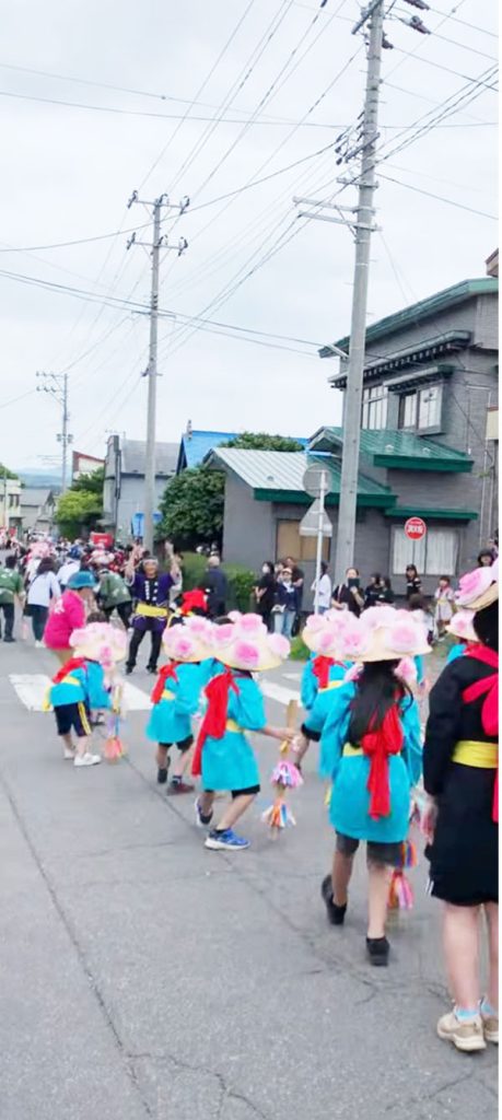画像2　「相内の虫送り」に参加している子どもたち