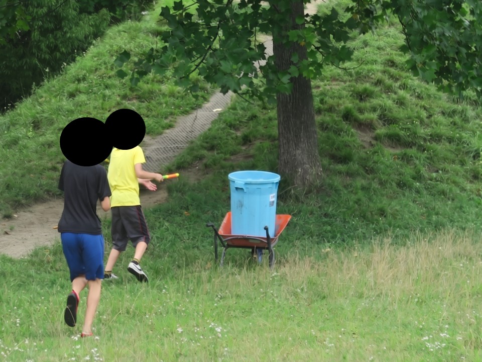 ポリバケツを載せた一輪車「機動型給水スポット」に水を補給しにく行く子供たち
