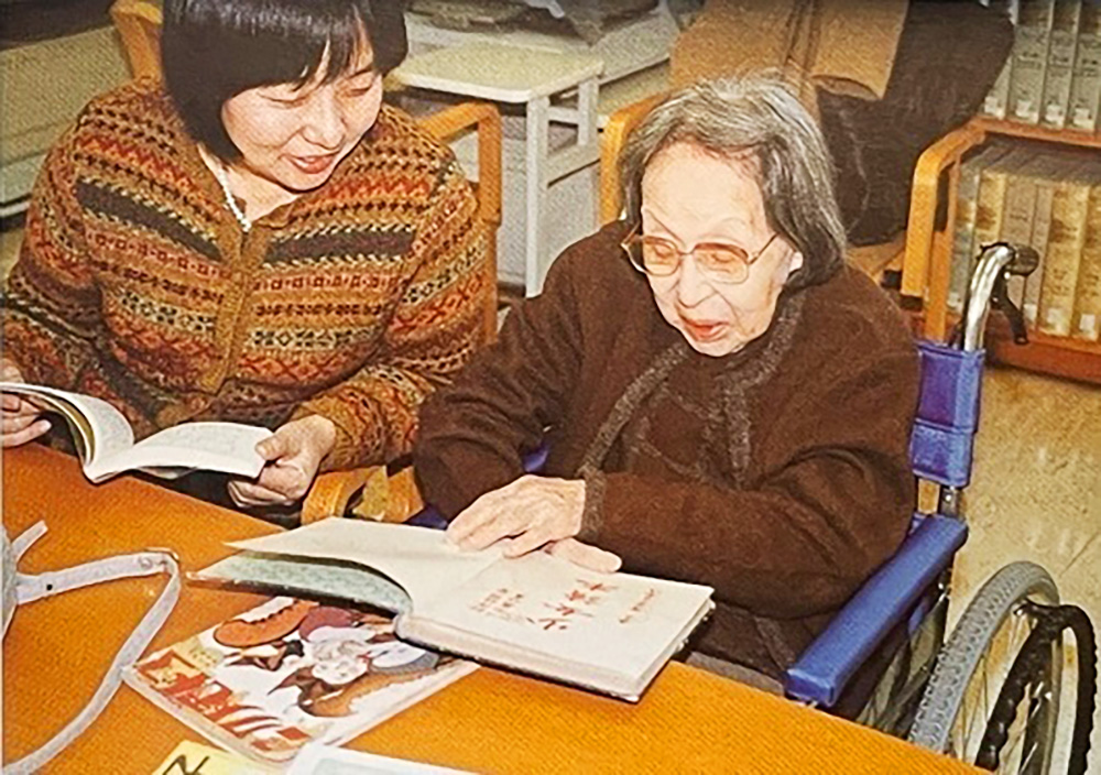筆者(左)と、子ども時代に呼んだ雑誌と再会する大村はま。