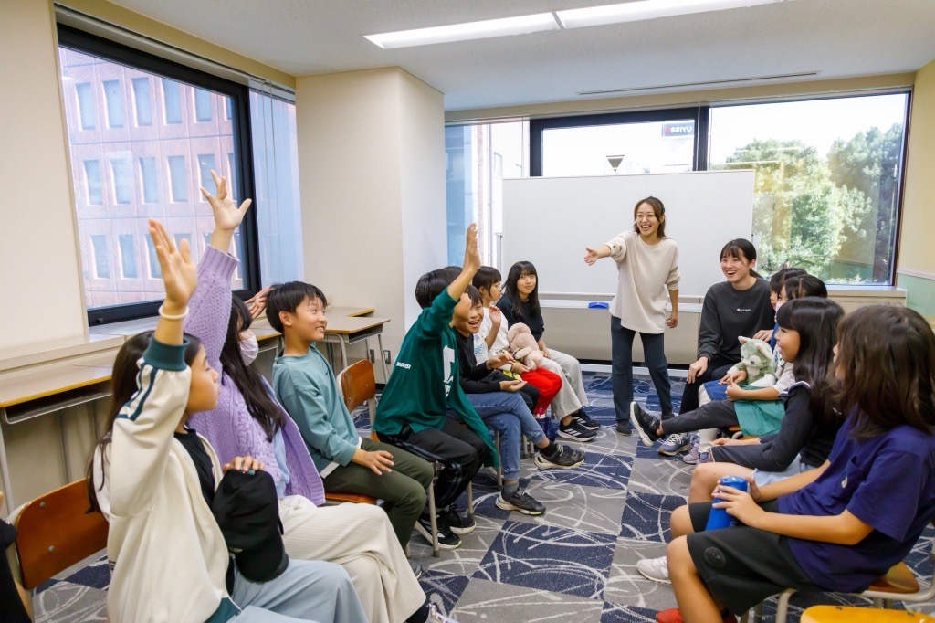花まるエレメンタリースクールでの学びの一場面。大人も子どもも、一人一人の笑顔が輝いている。
