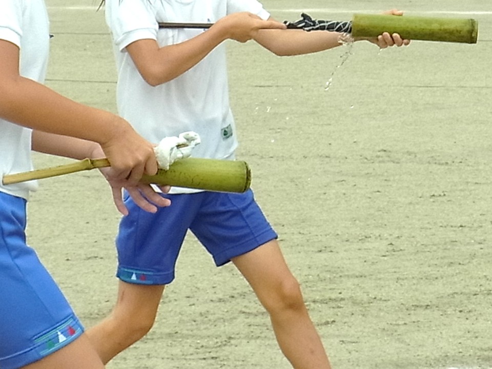 水鉄砲合戦を楽しむ子供たち