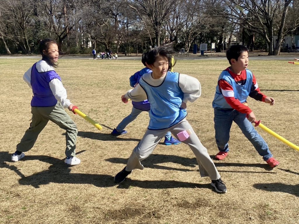 花メンの学びの一場面。スポーツチャンバラ。