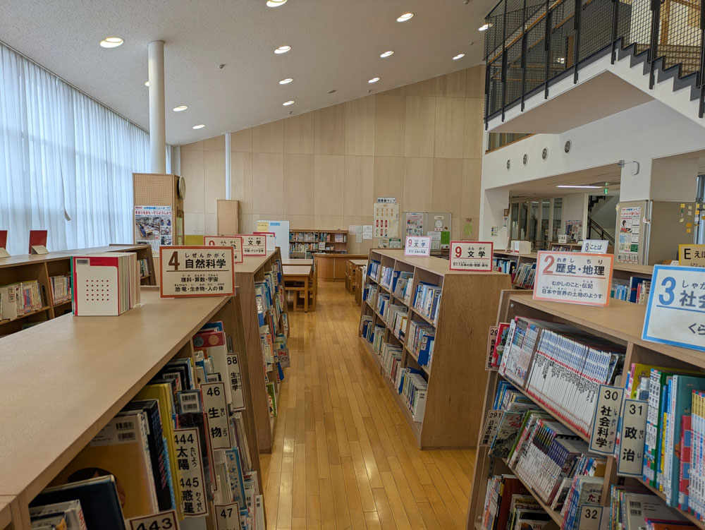 図書室の絵本の棚