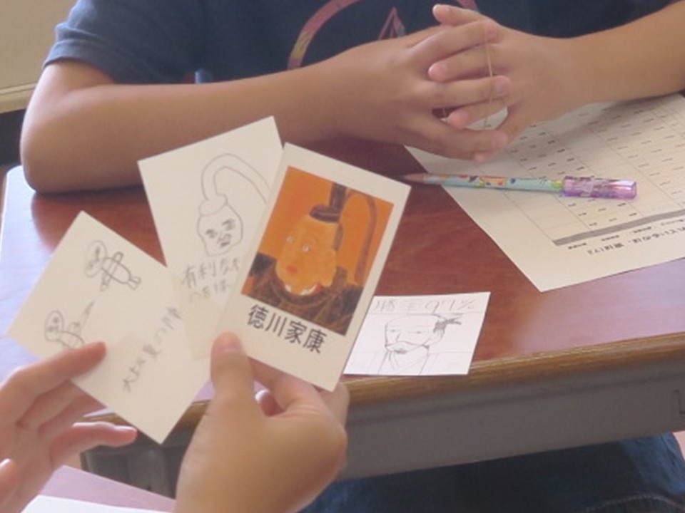 自分たちで作ったカードで遊ぶ子供たち