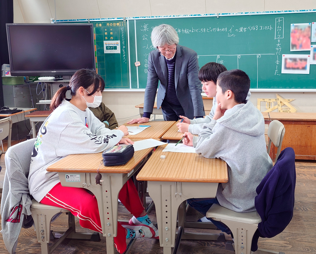 ピッタリな「にんべん」の漢字１文字を話し合いながら見つけていく。見つけた漢字には、４組の歴史そのものが映し出されている。