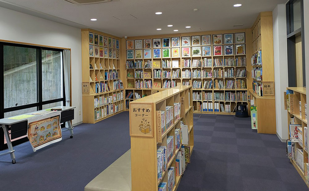 図書室の絵本の棚