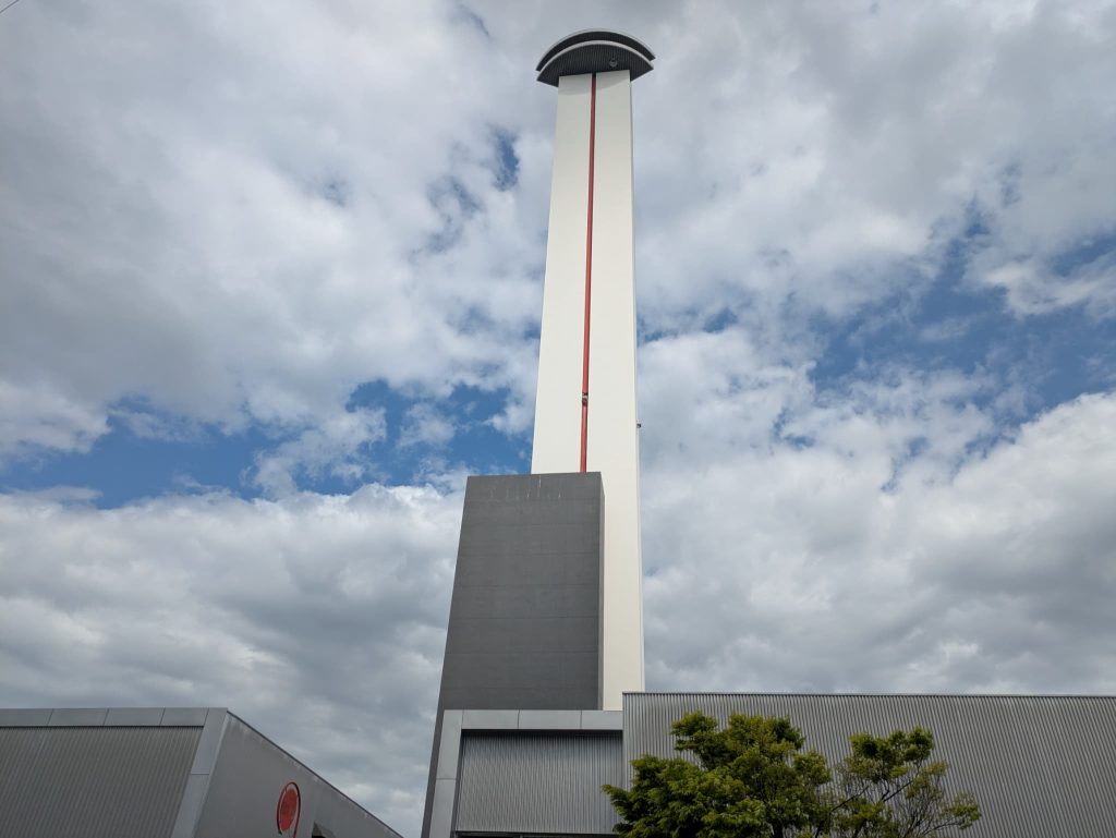 高さ170mの「エレベータ研究塔」