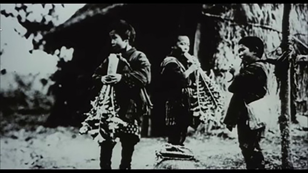 大根をかじって飢えをしのぐ当時の農村の子どもたち