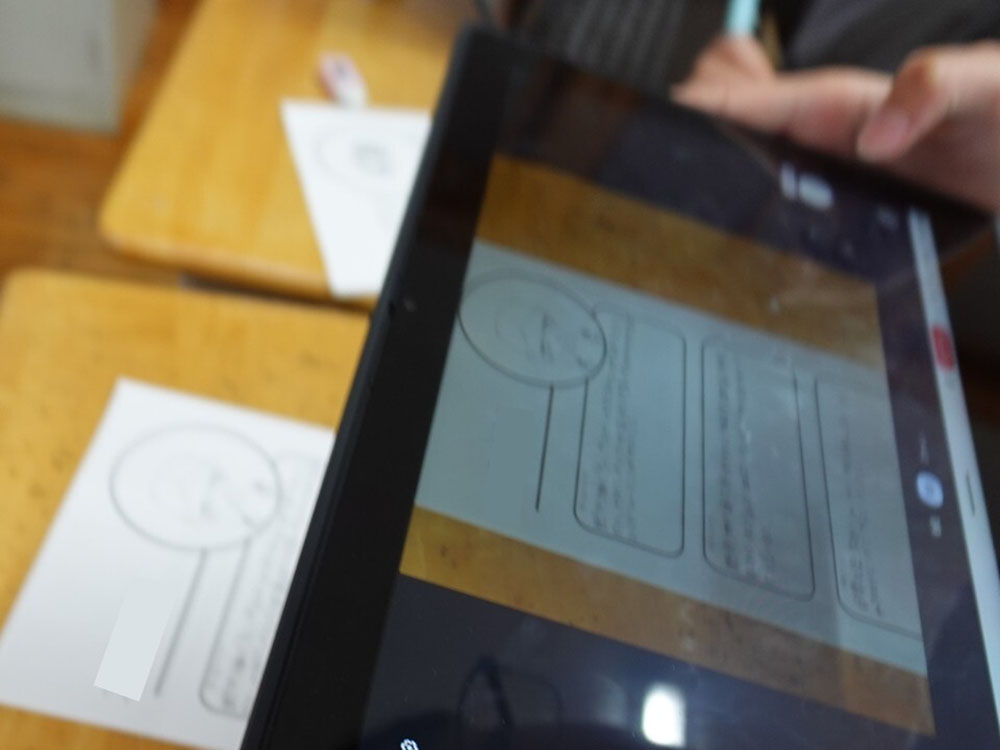 振り返りカードを読み込んでいる写真