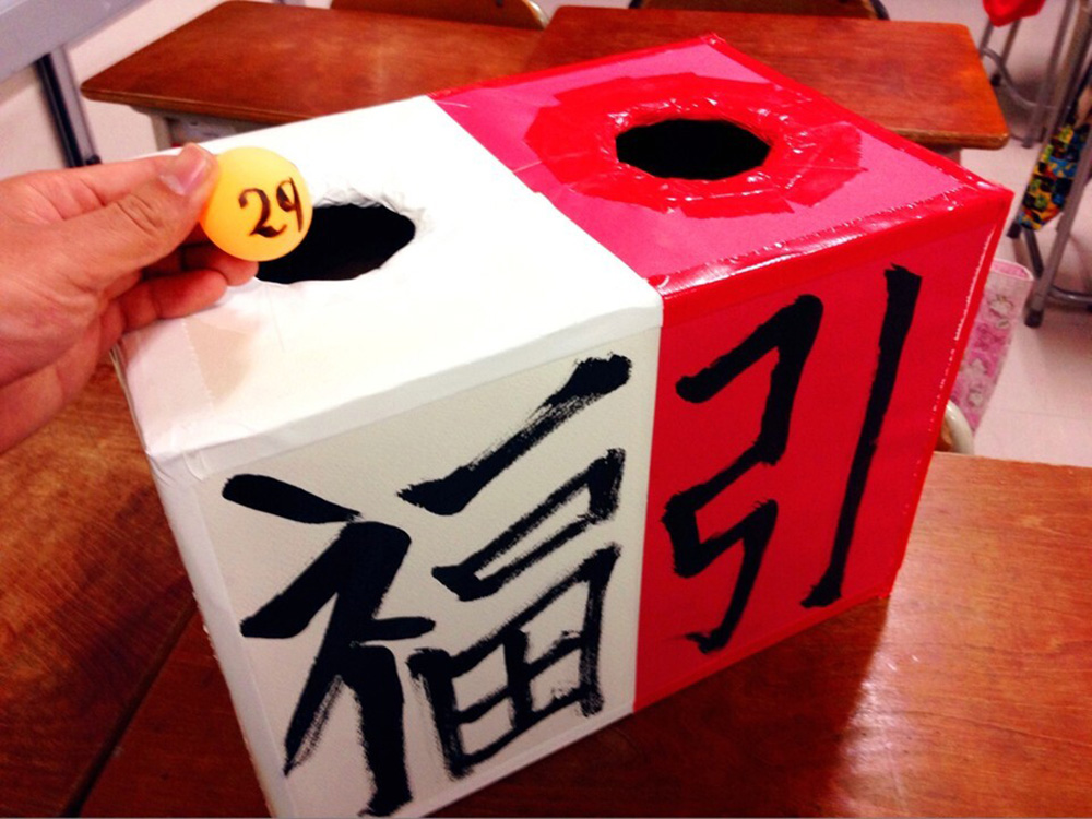 赤と白の二つの箱とピンポン玉とで作る『紅白福引きBOX』