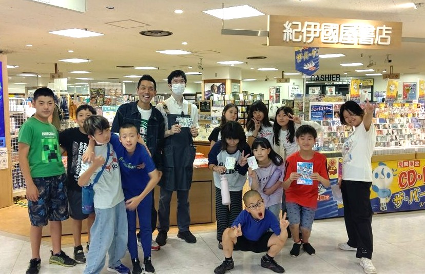 紀伊國屋書店吉祥寺東急店にて。齊藤弘昭さんが子どもたちの想いを最初に受けとめてくれました！