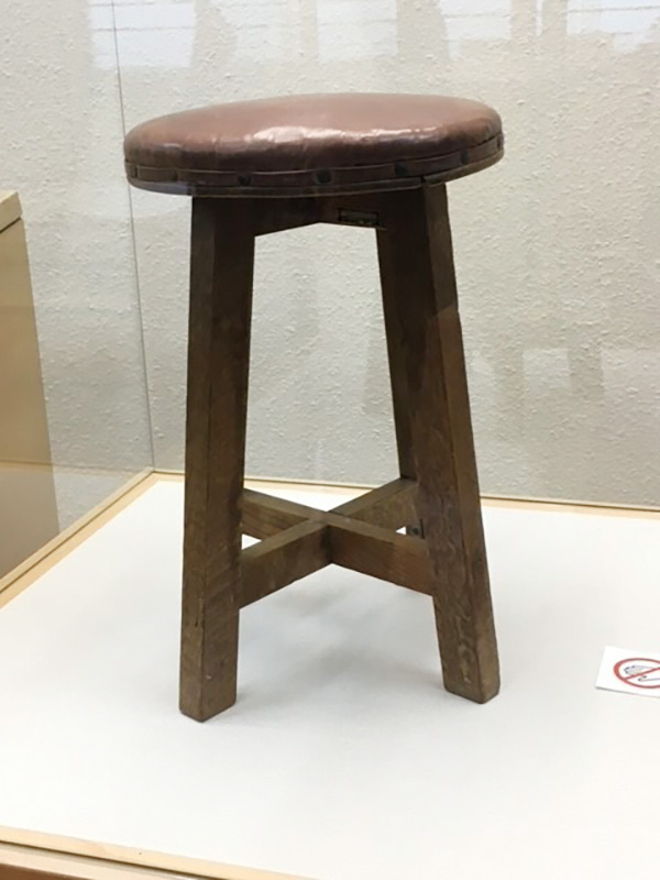 大村はまの「一人ひとり」を育てる仕事の象徴、「黄金の椅子」。