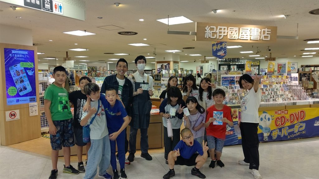 紀伊國屋書店吉祥寺東急店にて。齊藤弘昭さんが子どもたちの想いを最初に受けとめてくれました!
