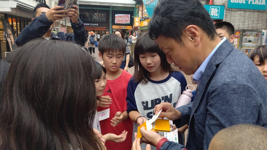 「みんなの教育技術」白石編集長の名刺を欲しがる子どもたち