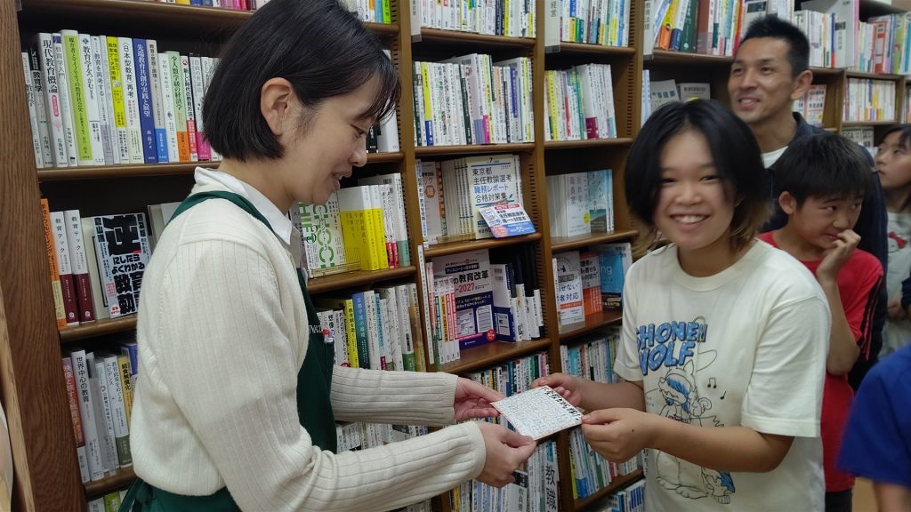 書店店の井手さんにPOPを手渡し。