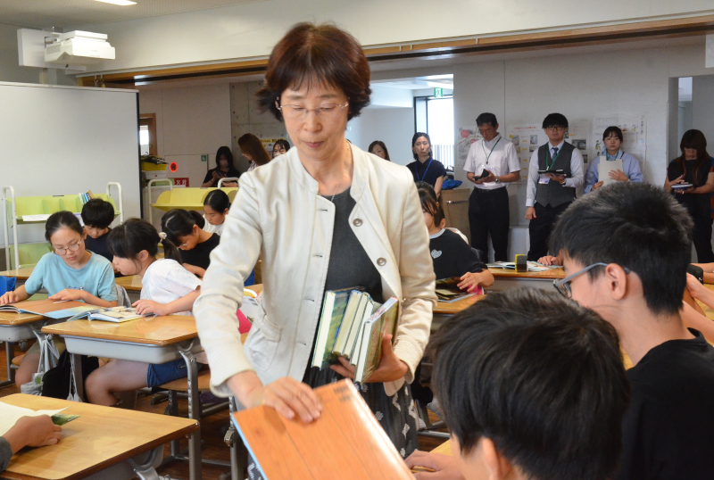 子供たちに本を配る