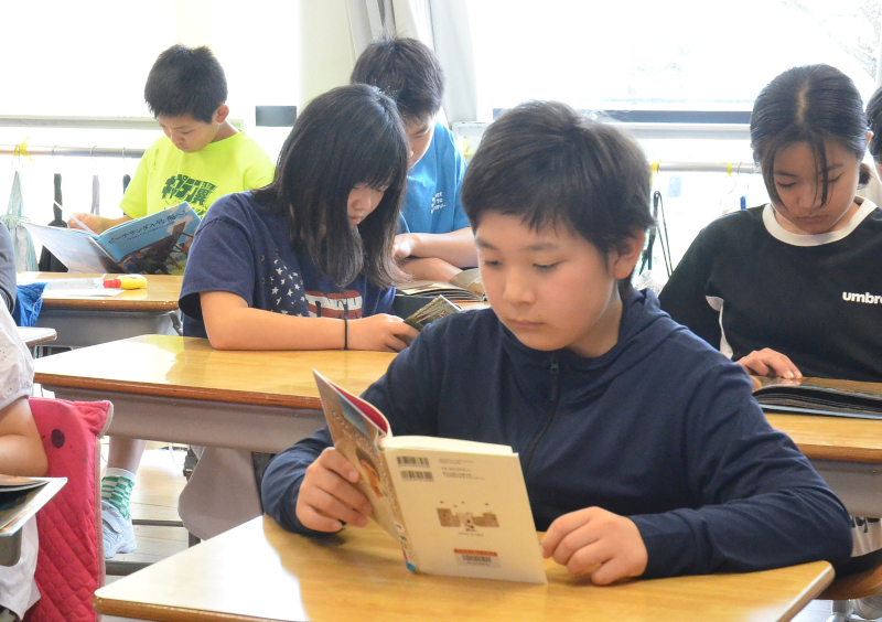 読書に集中する子供たち