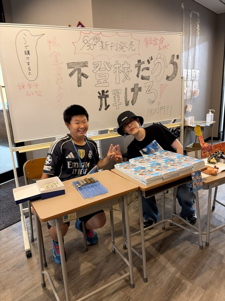 筆者と販売サポートをしてくれたコウタローの写真