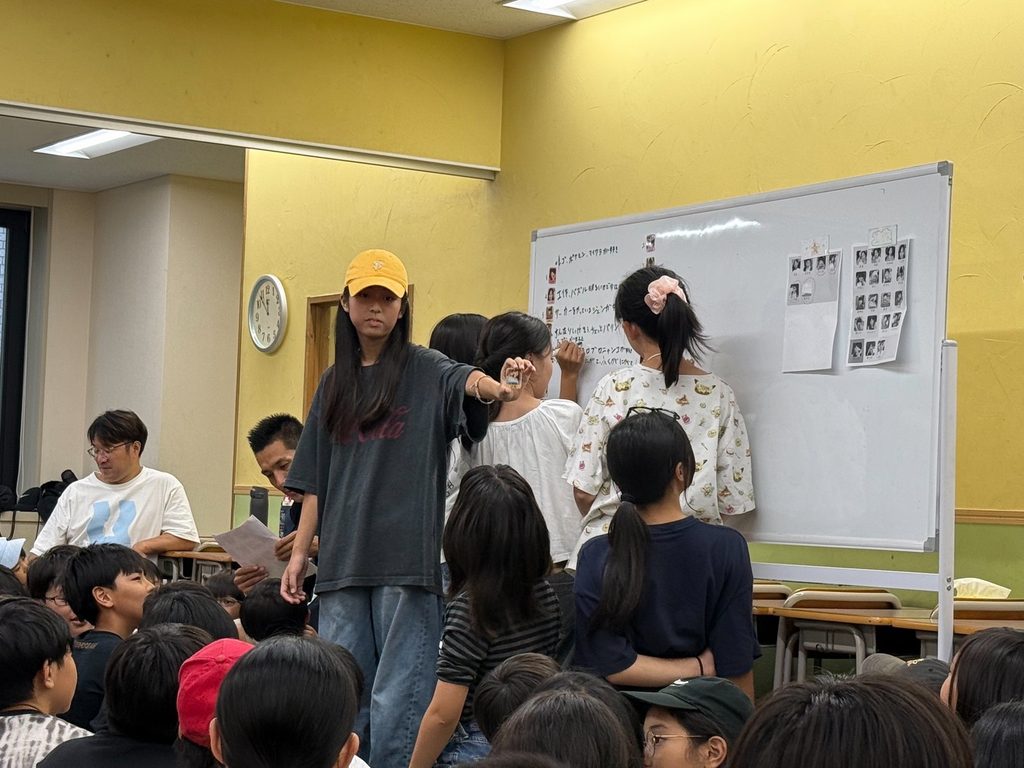 新入生一人一人の学年や好きなものなど、迎え入れるためのキーワードを黒板に書き出していく。