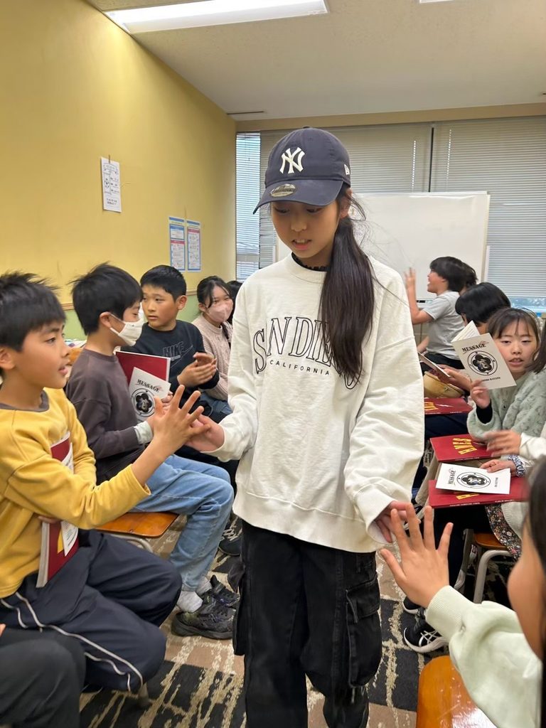 友達と目を合わせずにメッセージ（通知表のようなもの）を受け取りに行く、４年生最後の日のソラ