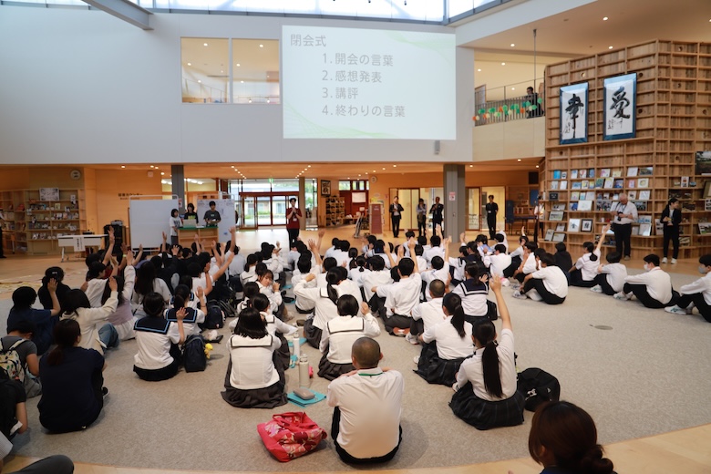 授業後、全員で集まって学習を振り返る双葉郡の中学生たち